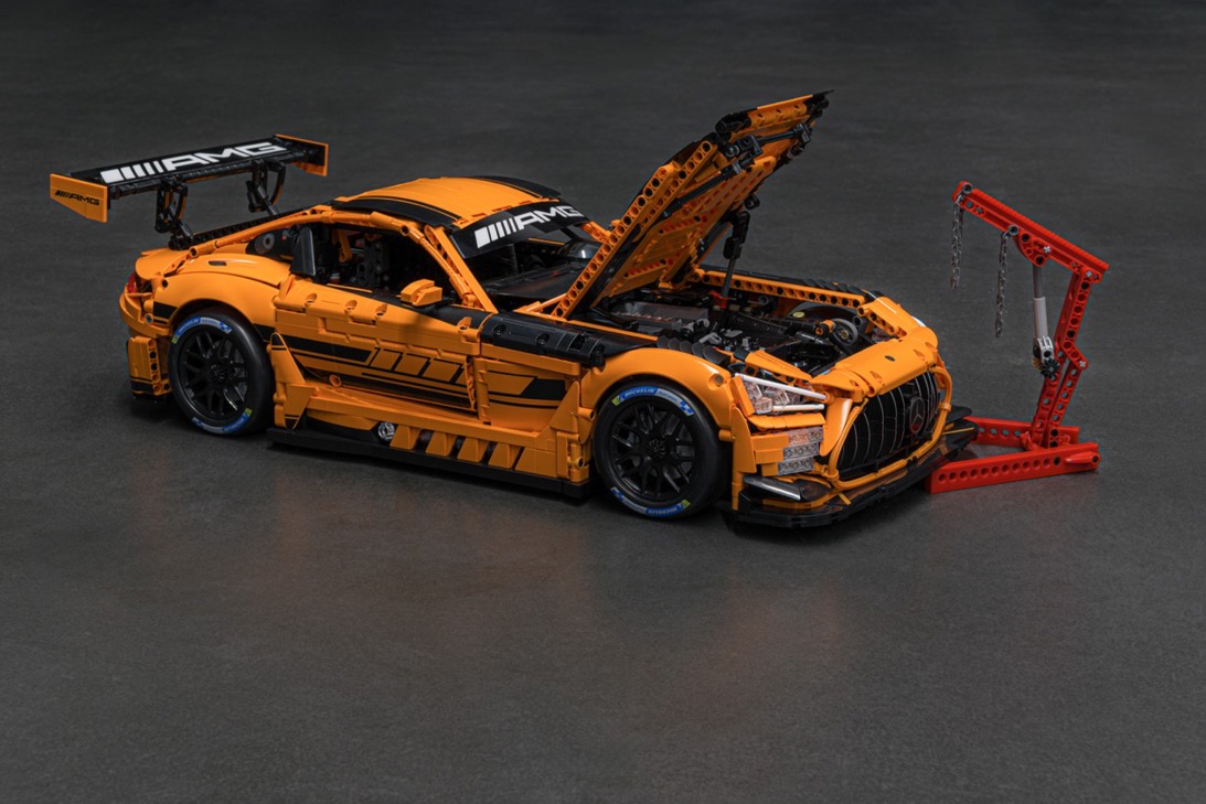 Mercedes-AMG GT3 1:8 scale model