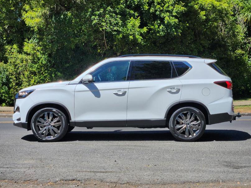 SsangYong Rexton profile