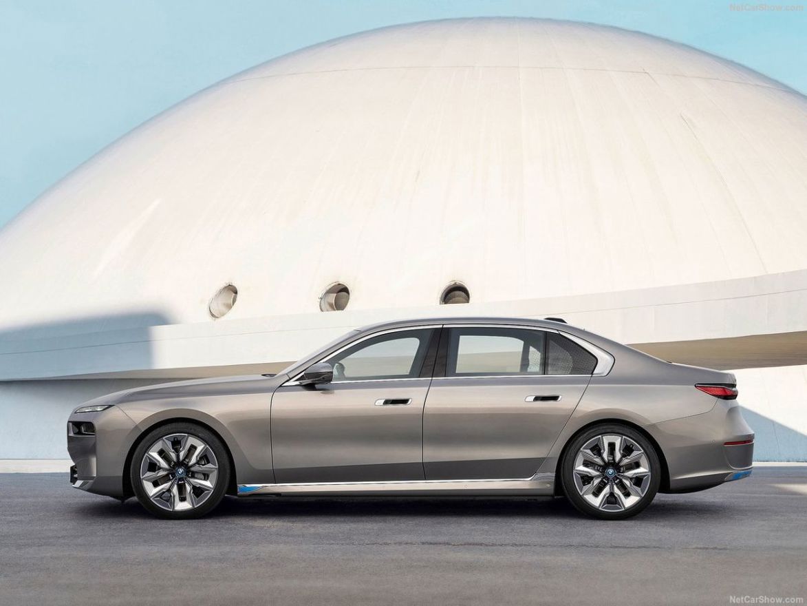 BMW i7, class winner COTY 2023.