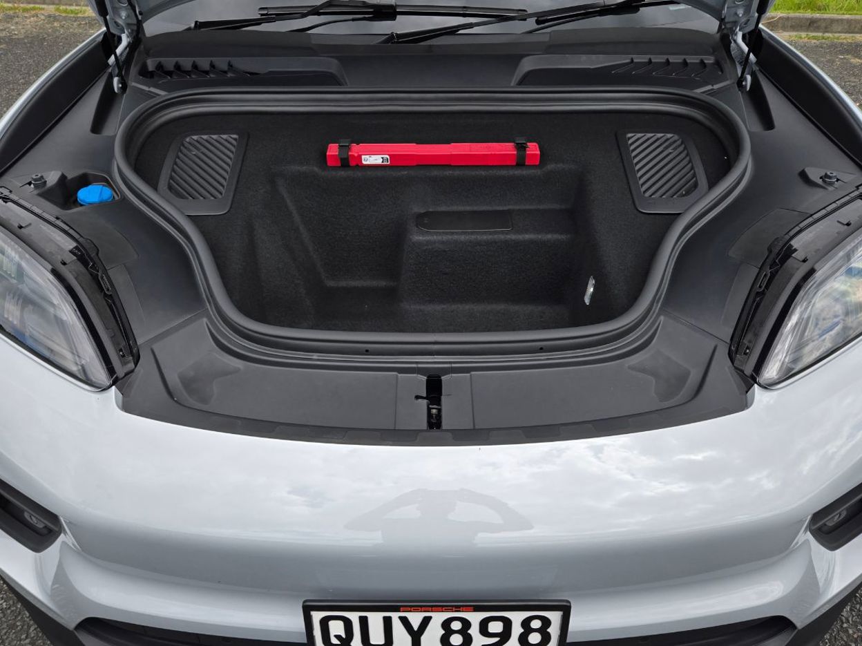 Porsche Macan 4 Electric.